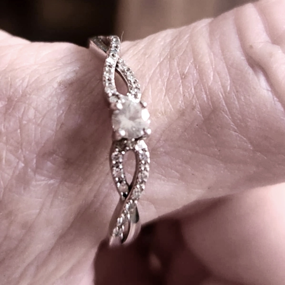 Elegant Silver Twisted Band Ring Topaz Main Stone Diamond Band Size 10.5